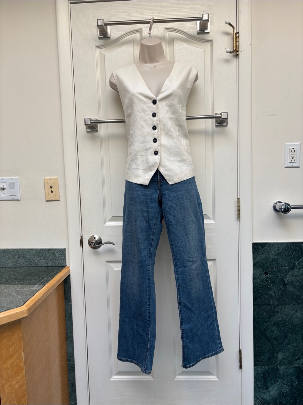 Levi's 315 Shaping Bootcut style in a medium wash blue size 30 waistband.